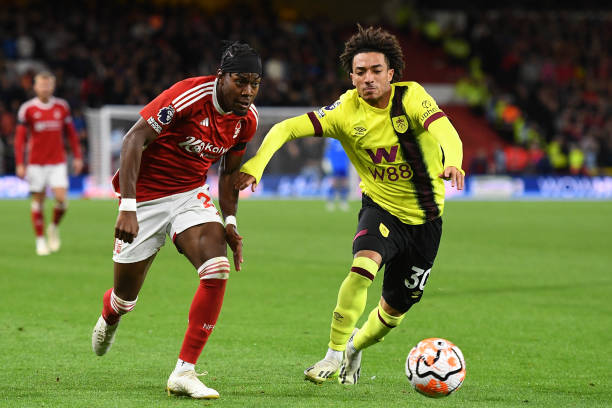 自英冠的伊 自英冠的伊